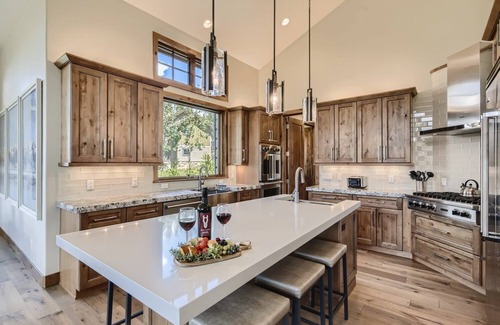The Highlands Casa | Mountain Modern. Views! Hot Tub!