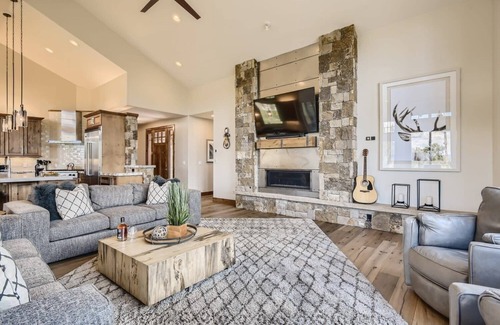 The Highlands Casa | Mountain Modern. Views! Hot Tub!