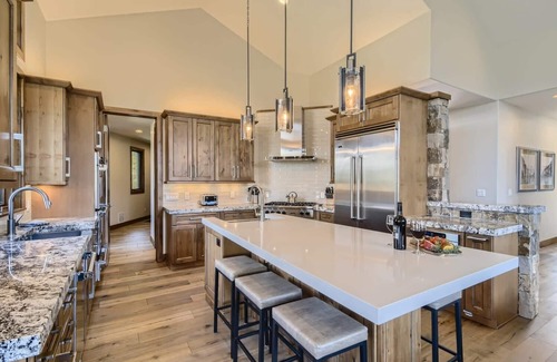The Highlands Casa | Mountain Modern. Views! Hot Tub!