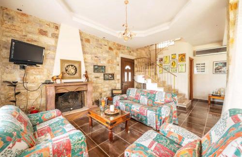 Lepreo Apartamento | Mountain Oasis - Pool & Playground near Neda Falls