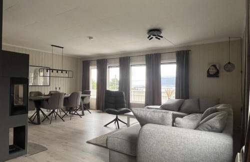 Sørvagen Casa | Mountain Peak Retreat