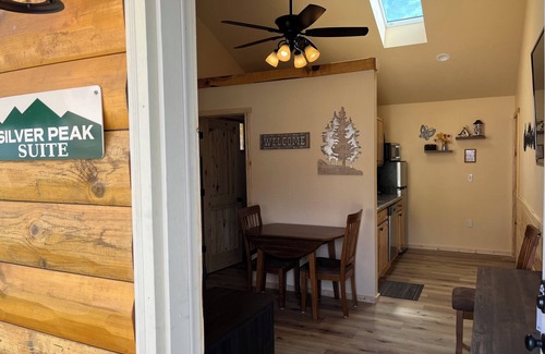 Hill City Cabina | Mountain Peaks Inn, SILVER PEAK SUITE, Downtown Hill City