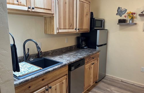 Hill City Cabina | Mountain Peaks Inn, SILVER PEAK SUITE, Downtown Hill City