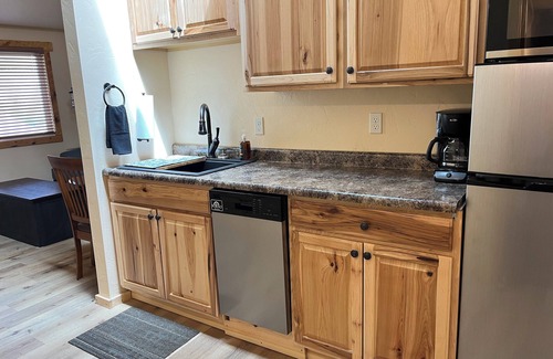 Hill City Cabina | Mountain Peaks Inn, SILVER PEAK SUITE, Downtown Hill City