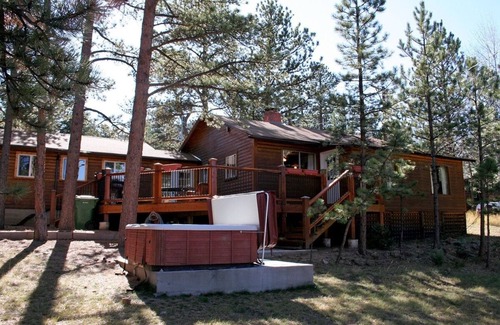 Estes Park Cabina | Mountain Pine Cabin With Personal Hot Tub - Dog-friendly! 3 Bedroom Cabin - #20-NCD0296
