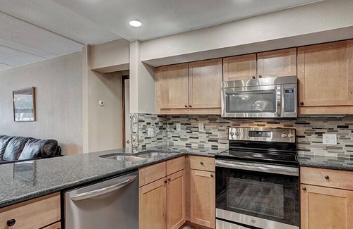 Copper Mountain Village Condominio | Mountain Plaza 2 Bedroom Condo #403 by RedAwning