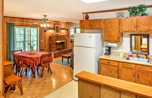 Mountain Rest Cabaña | Lakefront Mountain Rest Cottage w / chimenea de gas!