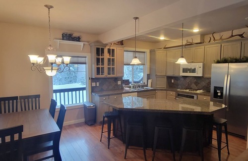 Easton Casa | Mountain Retreat at Lake Kachess