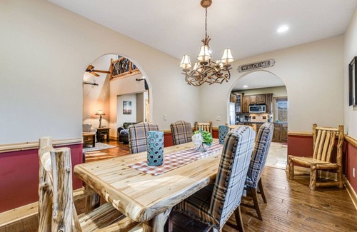 Waynesville Cabina | Mountain Retreat | Family Friendly, Hot Tub, Views
