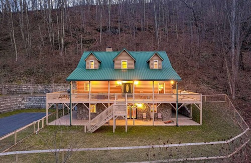 Waynesville Cabina | Mountain Retreat | Family Friendly, Hot Tub, Views