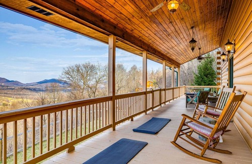 Waynesville Cabina | Mountain Retreat | Family Friendly, Hot Tub, Views