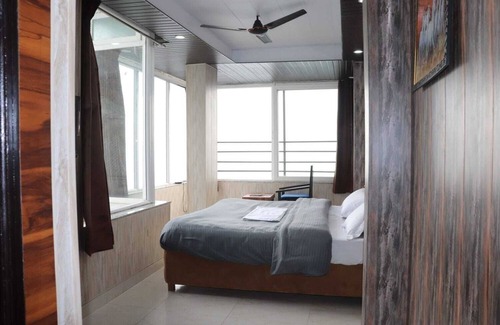 The Mall Road Hotel | Mountain Retreat by 360 Degree