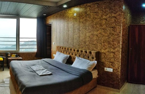 The Mall Road Hotel | Mountain Retreat by 360 Degree