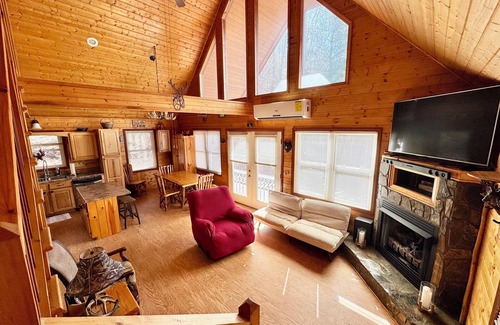 Grassy Creek Cabina | Mountain Retreat Cozy 3-bedroom Cabin - minutes to the New River. Pet friendly!