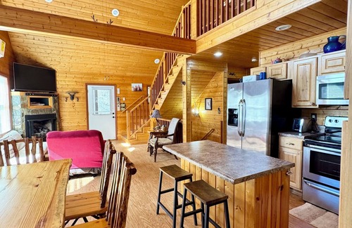 Grassy Creek Cabina | Mountain Retreat Cozy 3-bedroom Cabin - minutes to the New River. Pet friendly!