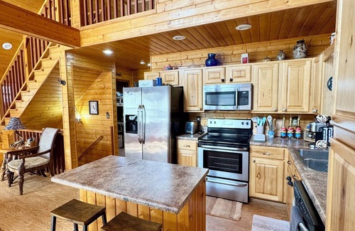 Grassy Creek Cabina | Mountain Retreat Cozy 3-bedroom Cabin - minutes to the New River. Pet friendly!