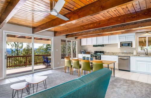 Phoenix Lake-Cedar Ridge Cabina | Mountain Retreat- Mid Century Style. Stunning Views. Hot Tub. On-Site Massage