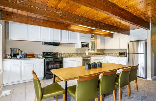 Phoenix Lake-Cedar Ridge Cabina | Mountain Retreat- Mid Century Style. Stunning Views. Hot Tub. On-Site Massage