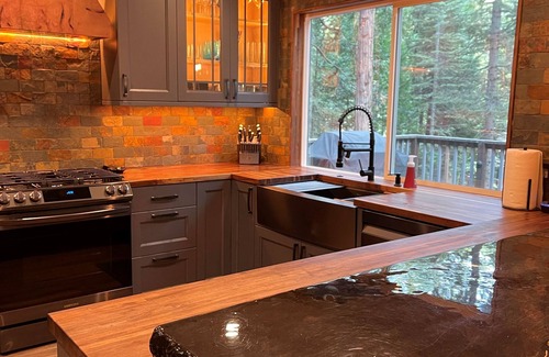 Dorrington Casa | Mountain Retreat. Perfect for large groups. Early check-in/late checkout.