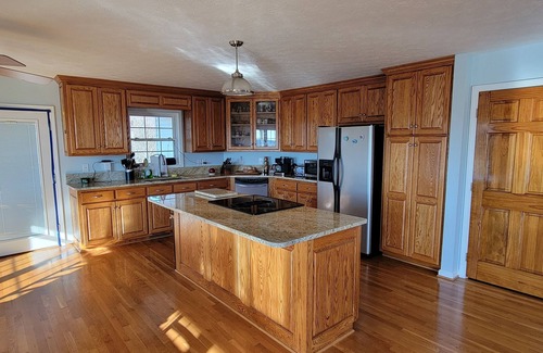 Lenoir Villa | Mountain Retreat. Relax and Recharge. Spacious House with Sunny Terrace. Views