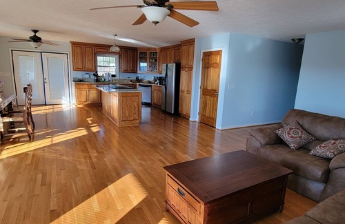 Lenoir Villa | Mountain Retreat. Relax and Recharge. Spacious House with Sunny Terrace. Views