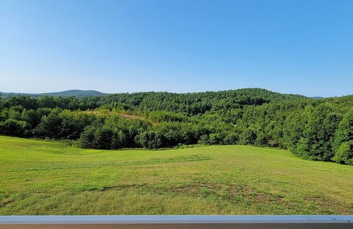 Lenoir Villa | Mountain Retreat. Relax and Recharge. Spacious House with Sunny Terrace. Views
