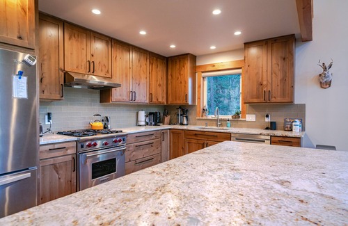 Wenatchee Casa | Mountain Retreat, steps from Skiing, Mountain Biking, and Hiking
