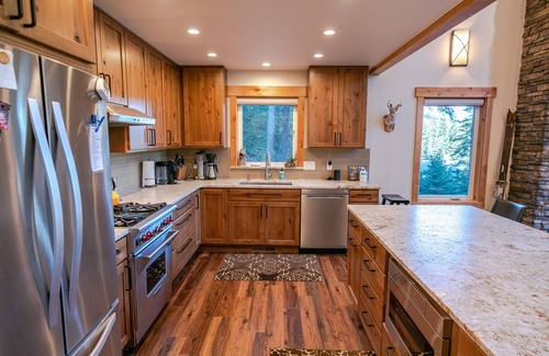 Wenatchee Casa | Mountain Retreat, steps from Skiing, Mountain Biking, and Hiking