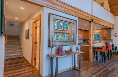Wenatchee Casa | Mountain Retreat, steps from Skiing, Mountain Biking, and Hiking