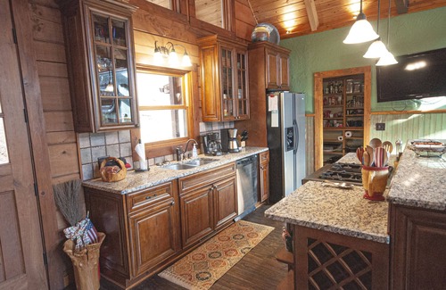 Hayesville Cabina | Mountain Retreat w/4 Bedrooms, Mtn. Views, Hot Tub, Internet and much more.
