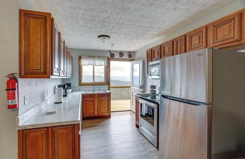 Flat Rock Apartamento | Mountain Retreat w/ Fire Pit in Flat Rock!