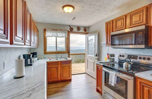 Flat Rock Apartamento | Mountain Retreat w/ Fire Pit in Flat Rock!