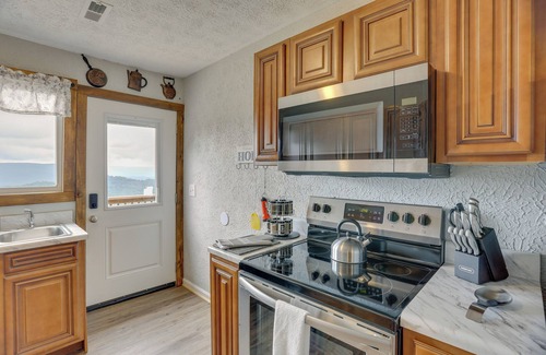 Flat Rock Apartamento | Mountain Retreat w/ Fire Pit in Flat Rock!