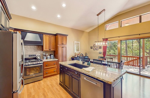 Sierra Pines Casa | Mountain Retreat w/ patio - close to golf, fishing, hiking, & downtown