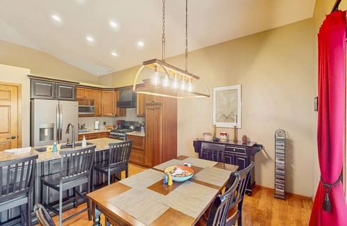 Sierra Pines Casa | Mountain Retreat w/ patio - close to golf, fishing, hiking, & downtown