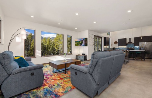 Estes Park Casa | Luxury Mountain Retreat with Panoramic Views & WiFi in Estes Park