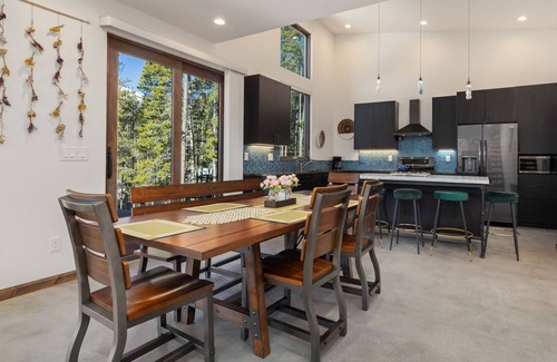 Estes Park Casa | Luxury Mountain Retreat with Panoramic Views & WiFi in Estes Park