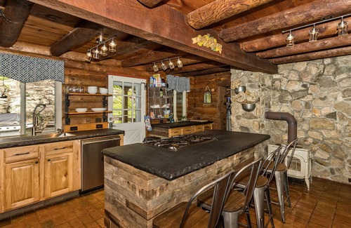 Clyde Cabina | Mountain retreat wood log cabin near Max Patch.