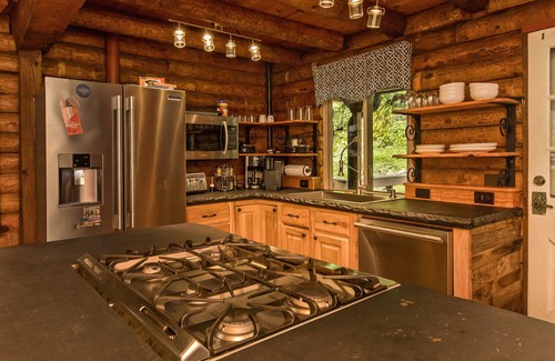 Clyde Cabina | Mountain retreat wood log cabin near Max Patch.
