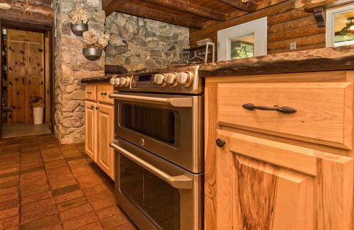 Clyde Cabina | Mountain retreat wood log cabin near Max Patch.