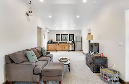 McCall Cabina | Mountain riverfront cabin, family-friendly w/hiking, fishing, fireplace, & WiFi