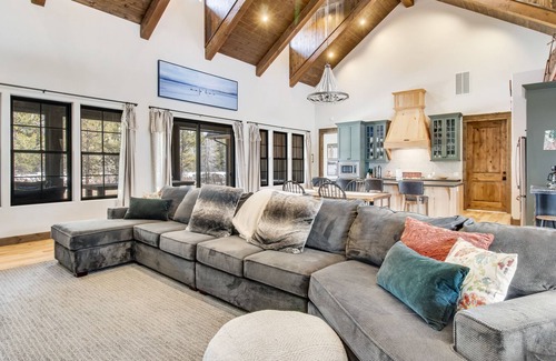 McCall Cabina | Mountain riverfront cabin, family-friendly w/hiking, fishing, fireplace, & WiFi