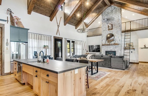 McCall Cabina | Mountain riverfront cabin, family-friendly w/hiking, fishing, fireplace, & WiFi