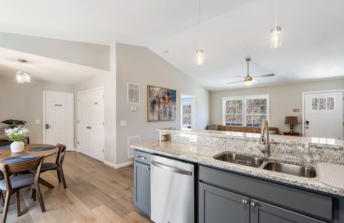 Massanutten Casa | Mountain scenery + Dog Friendly + Hot tub + New finished basement 2023!