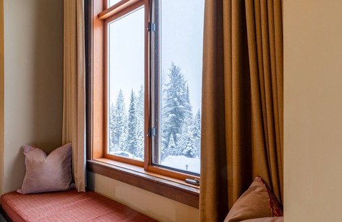 Golden Chalet De Esquí | Mountain-Side Lodge: Perfect for Wellness Retreats, Large Families & Big Groups
