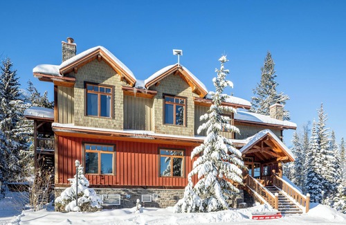 Golden Chalet De Esquí | Mountain-Side Lodge: Perfect for Wellness Retreats, Large Families & Big Groups
