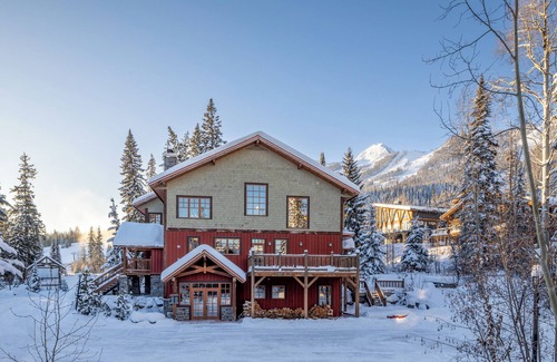 Golden Chalet De Esquí | Mountain-Side Lodge: Perfect for Wellness Retreats, Large Families & Big Groups