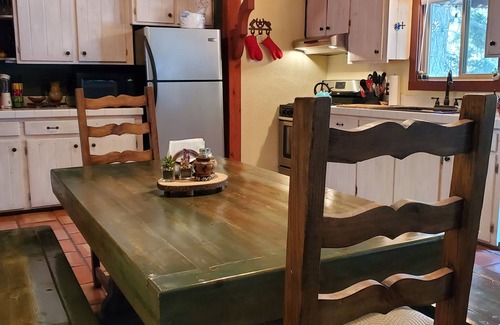 Cloudcroft Cabina | Mountain skiing hiking, hunting 2 B&B, stocked kitchen, 3TVs, front & back deck