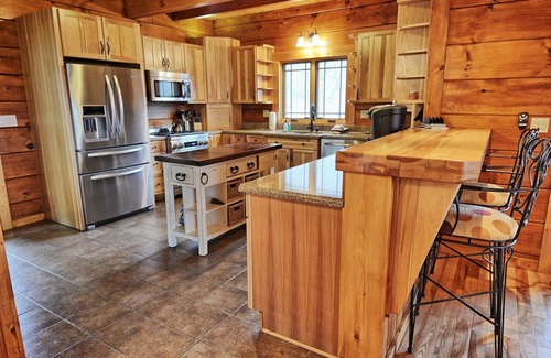 Sugar Grove Cabina | Mountain Splendor-Open for Bookings! Views, Hot Tub, Pool Table, Fire Pit