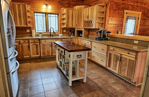 Sugar Grove Cabina | Mountain Splendor-Open for Bookings! Views, Hot Tub, Pool Table, Fire Pit